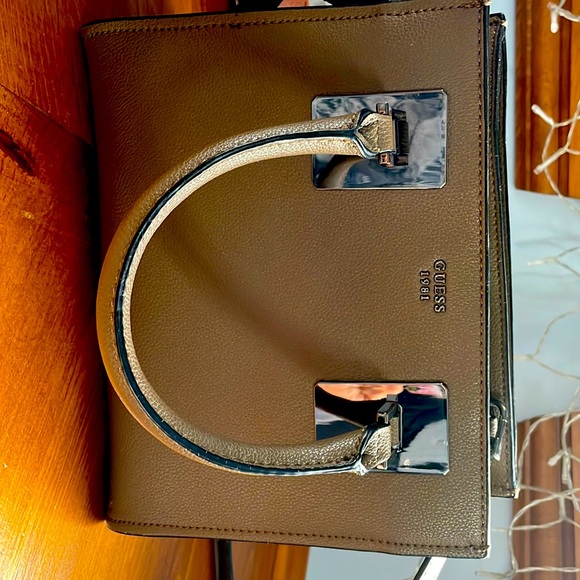 Crossbody Guess purse - Picture 1 of 2
